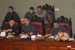 Rapat paripurna terkait raperda.